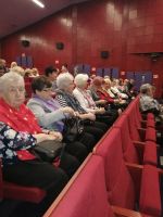 Miniatura zdjęcia: Seniorzy na koncercie Haliny Frąckowiak w Świebodzińskim Domu Kultury